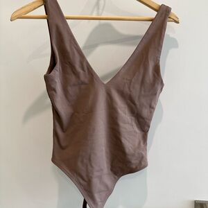 🎀Babaton Taupe V-Neck Bodysuit